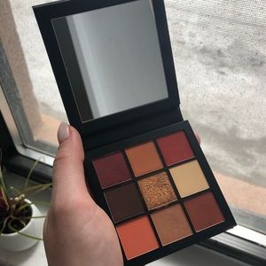 Huda Beauty shadow palette